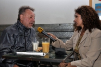 La giornalista Patricia Ynestroza intervista il cantautore argentino León Gieco